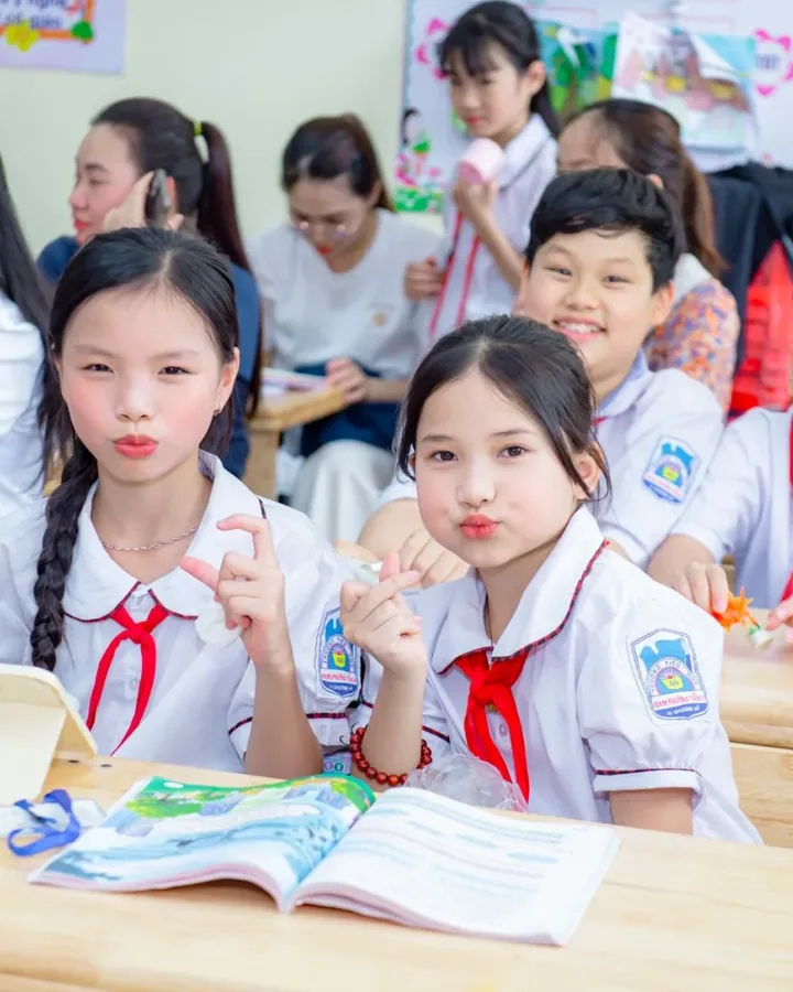 Sinh viên học tiếng Anh tại Nhóm Trẻ Xì Trum